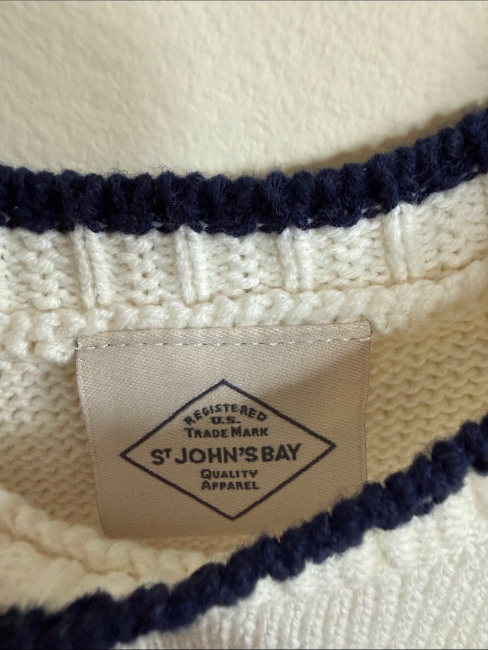 😃NWOT😃 St. John's Bay Cream Sweater with Red Lobster and Navy Trim - Picture 2 of 4